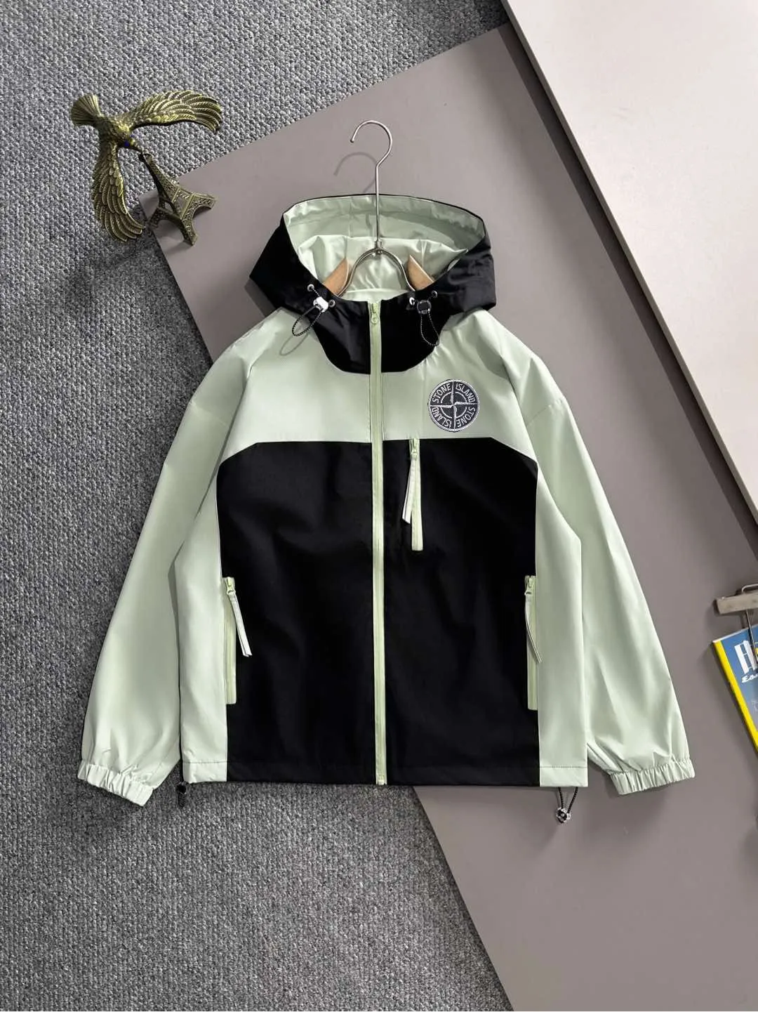 P460 Stone Island 2025 autumn latest zipper windbreaker jacket jacket. Complete with three standards, custom-dyed nylon fabric, overall casual and upscale. The fabric texture is relatively thin, very light, and comfortable on the upper body, suitable for early autumn and spring wear. Simple lines, customized hardware zippers, elegant and concise style, light and comfortable to wear, extremely urban luxury and low-key elegance, with a casual and lazy feeling, the upper body effect is very good, quite wide and stylish, natural drape, simple and elegant! Top luxury classic style items, gentle High-end, quiet but full of power, it perfectly conveys the brand's sense of trend and recognition. The upper body is super cool and stylish, and extremely luxurious, showing your rank, strength and taste from all aspects! The overall grade is even more obvious, the upper body is comfortable and unrestrained, and has a casual and loose effect. Size:S-2XL